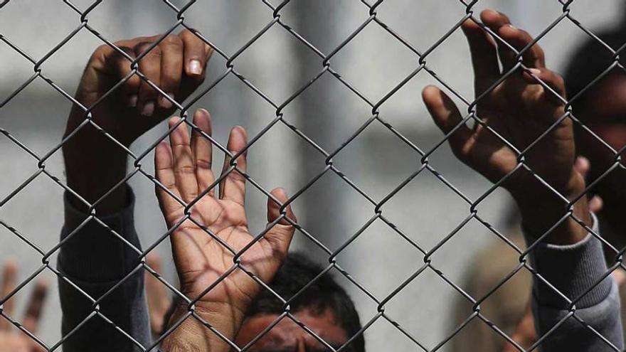 Refugiados afganos y paquistaníes protestan en el centro de detención de Moria, en la isla de Lesbos, contra su prevista deportación a Turquía.