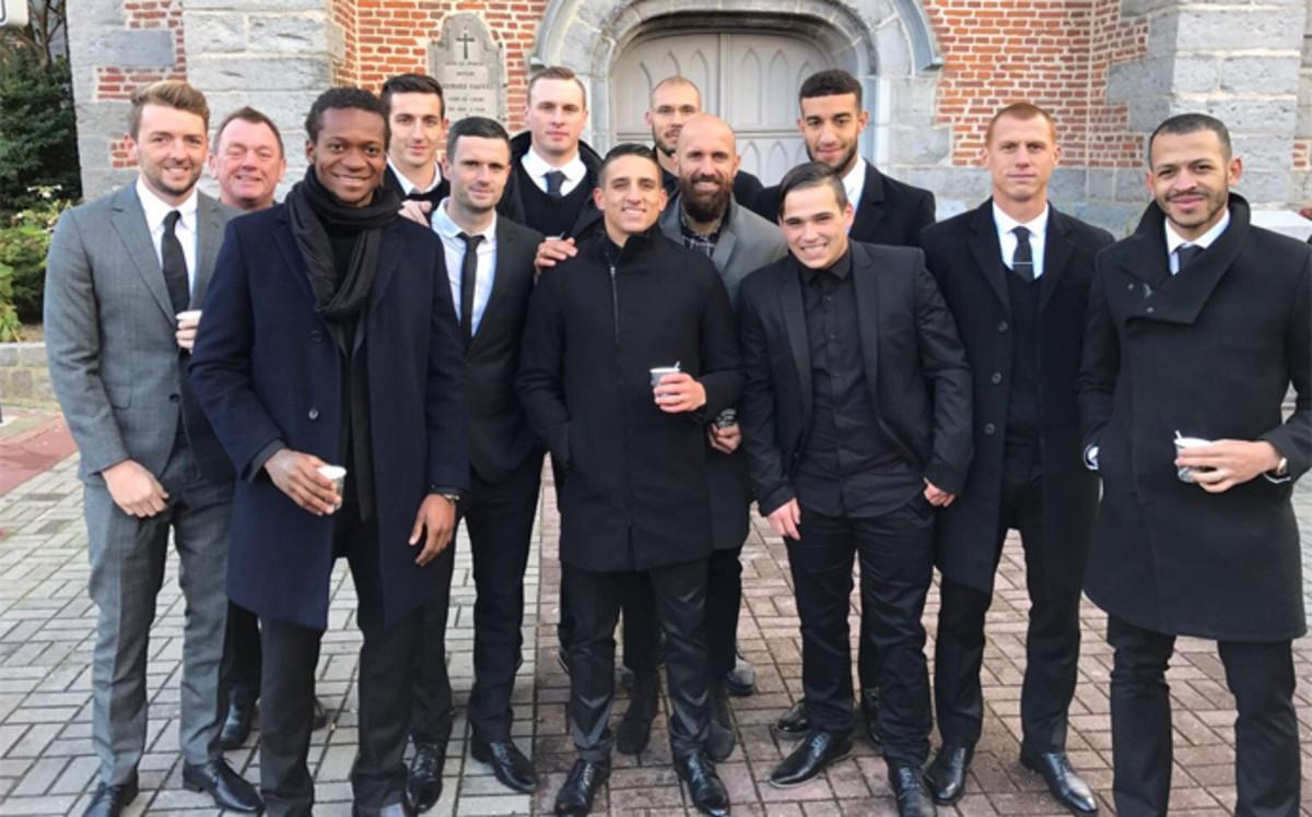 La plantilla del Brighton acompañó a Knockaert en el entierro de su padre en Francia