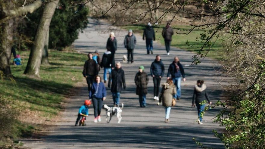 Varias personas en un parque de Berlín, este domingo.