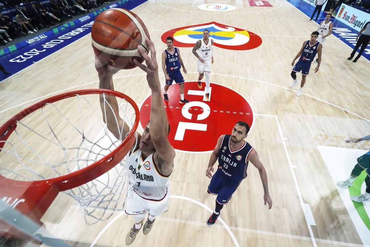 Manila (Philippines), 10/09/2023.- Johannes Voigtmann of Germany dunks the ball during the FIBA Basketball World Cup final game against Serbia at the Mall of Asia in Manila, Philippines, 10 September 2023. (Baloncesto, Alemania, Filipinas) EFE/EPA/Yong Teck Lim / POOL