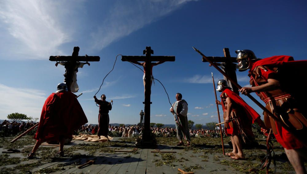 Creyentes representan la Pasión de Cristo e Ourem, Portugal.