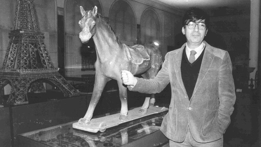 Ernest Lluch lliurant el seu cavall de cartó al Museu del Joguet.