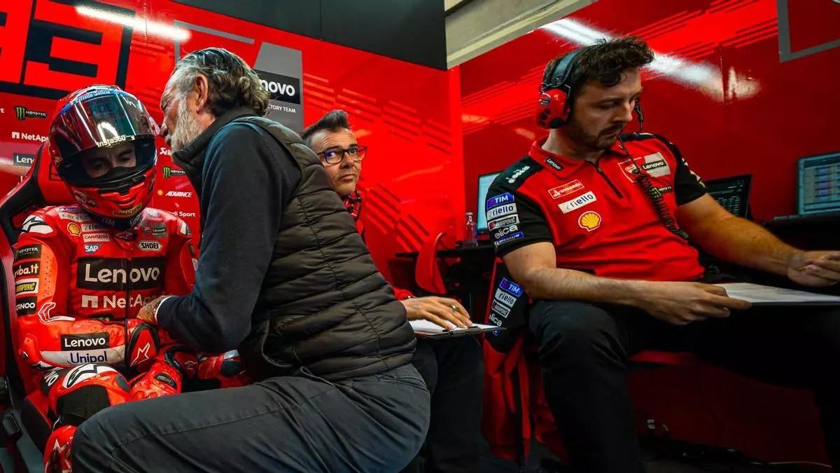 El doctor Ángel Charte, responsable médito del Mundial, trata a Marc Márquez tras su caída en Assen