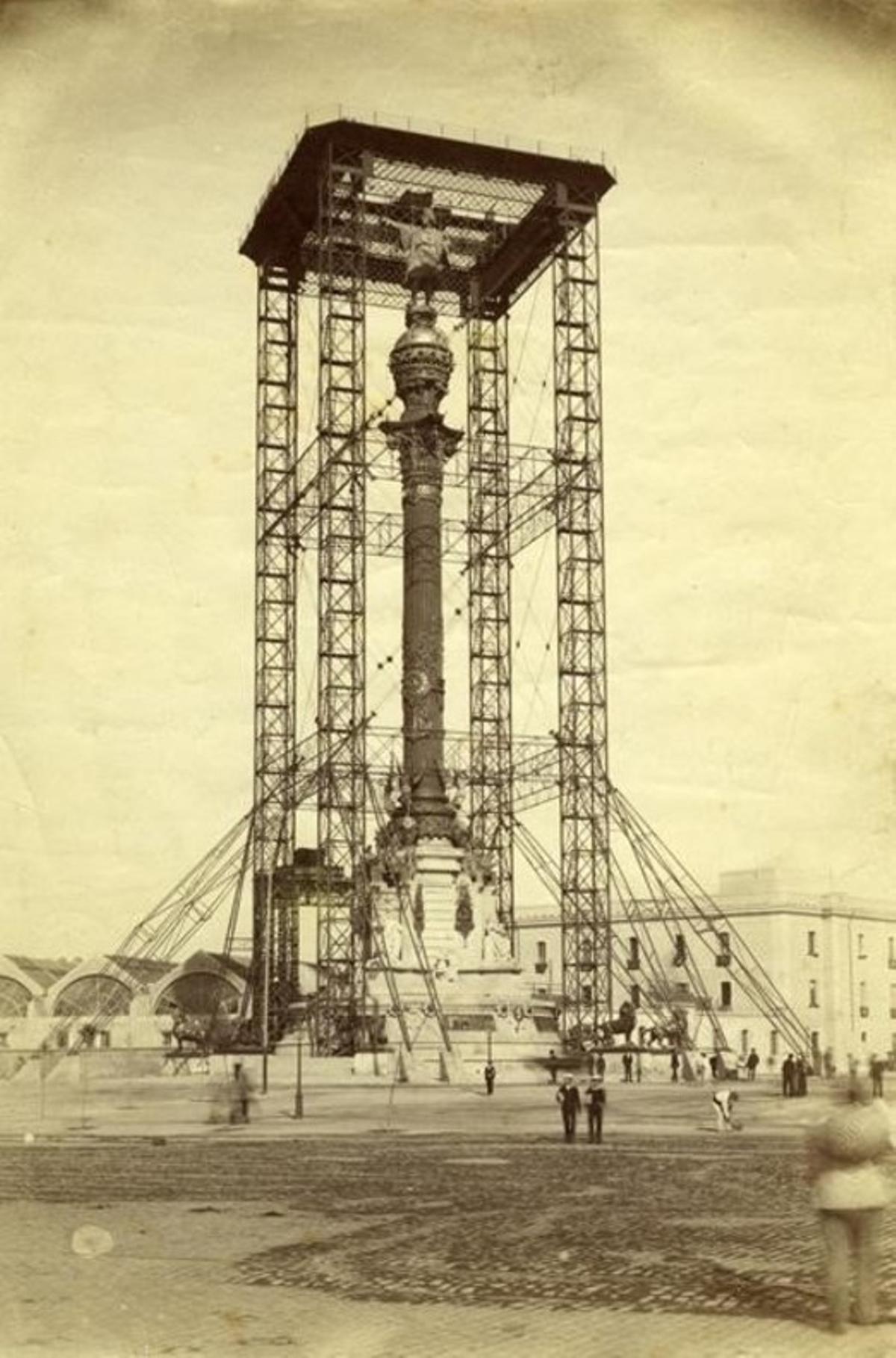 Imagen anónima de la construcción del monumento de Colón, en 1888.