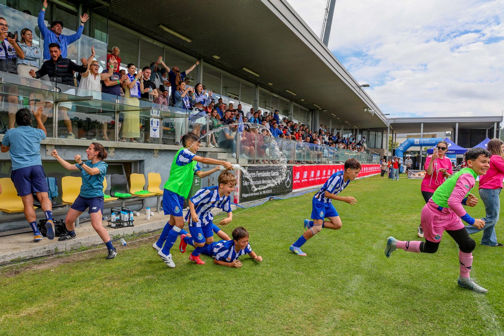 El Porto se lleva el primer título de Arousa Fútbol 7 a Portugal
