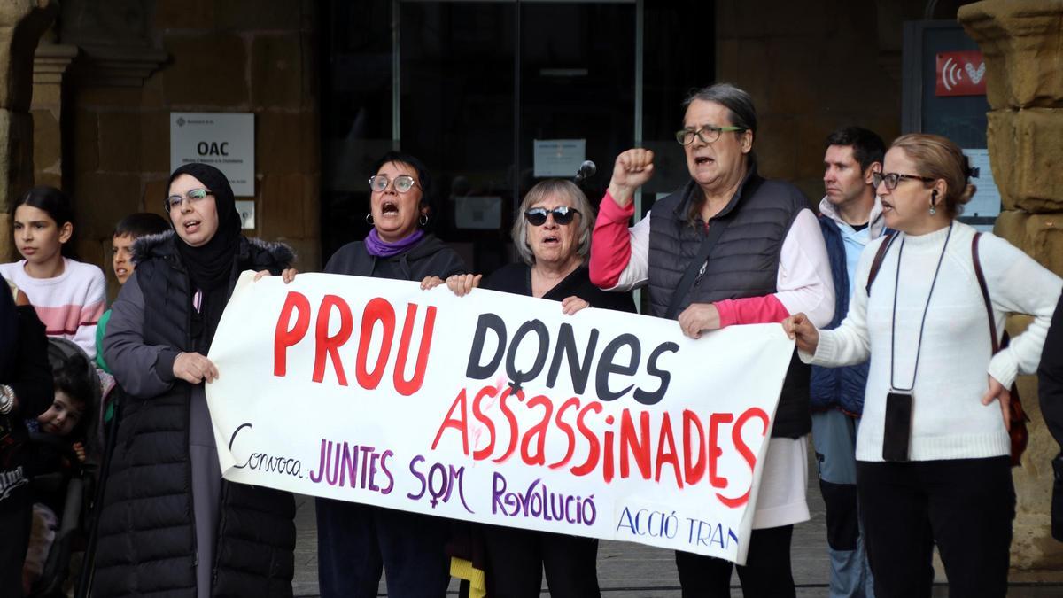 Concentración en protesta por el asesinato de una mujer en Vic.