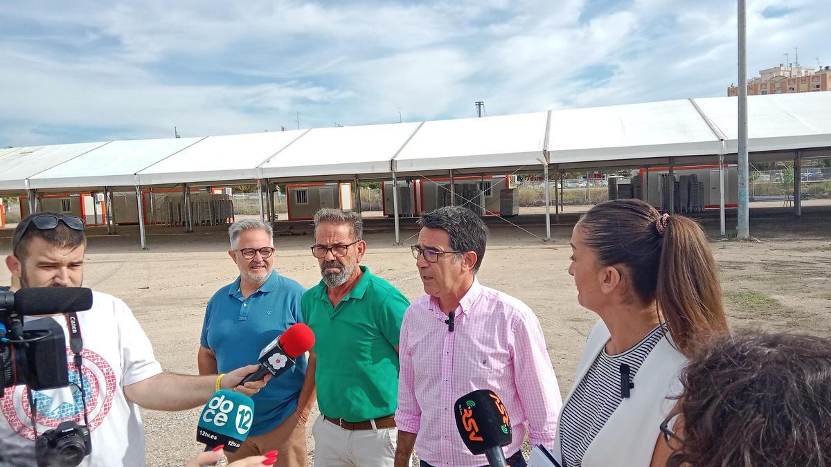 Presentación de las novedades del Mig Any, con la concejal de Derechos Sociales a la derecha y a su lado el alcalde