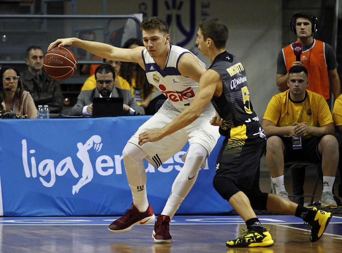 Nico Richotti trata de defender a Luka Doncic.