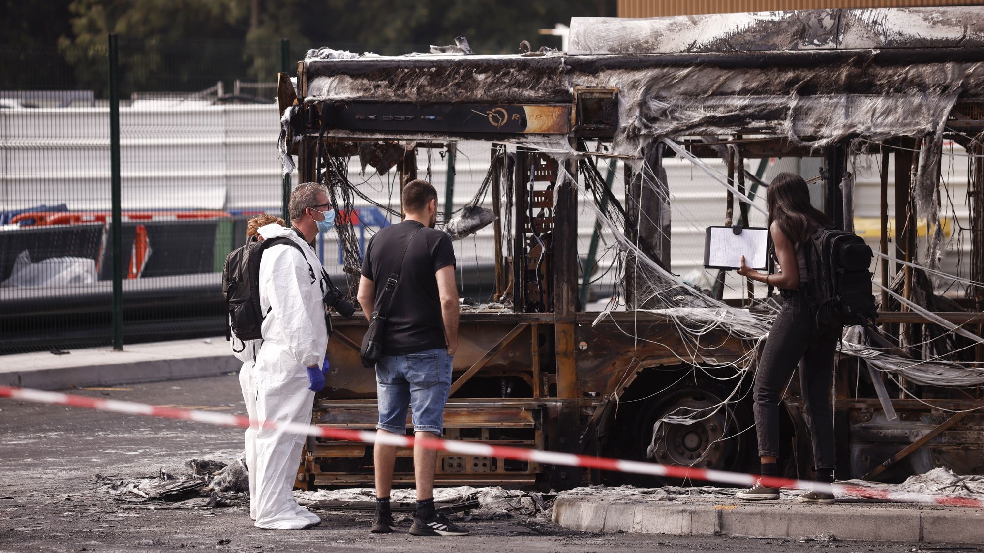 Autobús quemado tras los enfrentamientos con los manifestantes en Nanterre, cerca de París