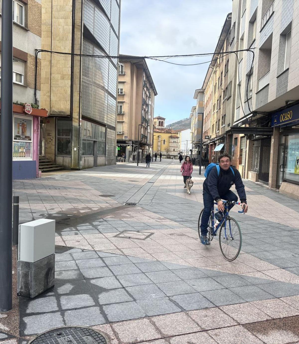 Un ciclista y varios peatones en la zona recién peatonalizada. | J. A. O.