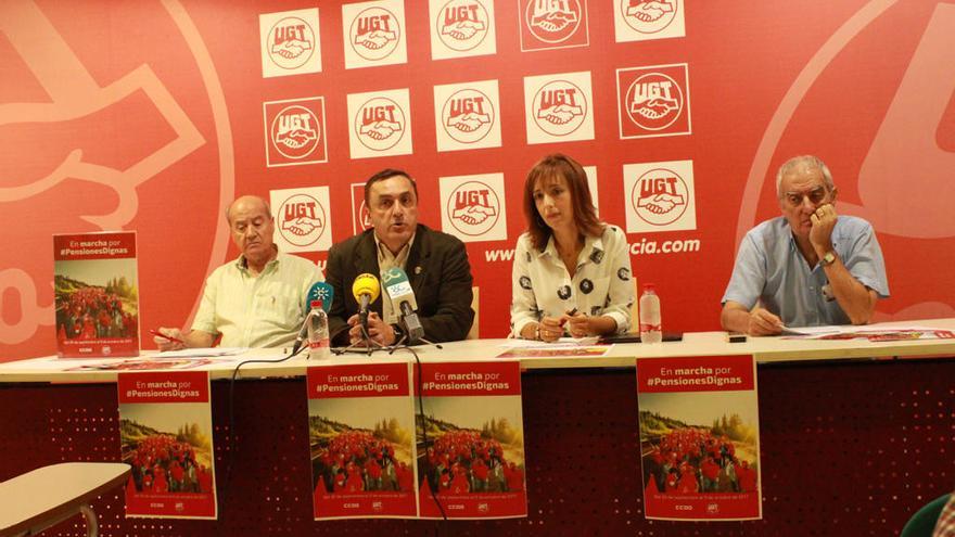 Fernando Muñoz y Auxiliadora Jiménez, en el centro de la imagen.