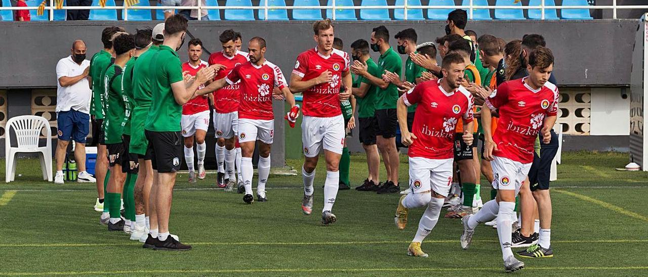 El Sant Jordi hace el pasillo al CD Ibiza por su ascenso a la Segunda RFEF. | VICENT MARÍ