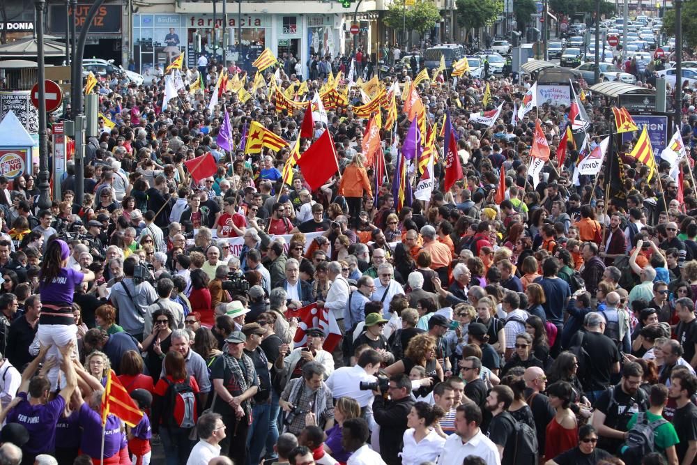 Manifestación en Valencia con motivo del 25 d'Abril