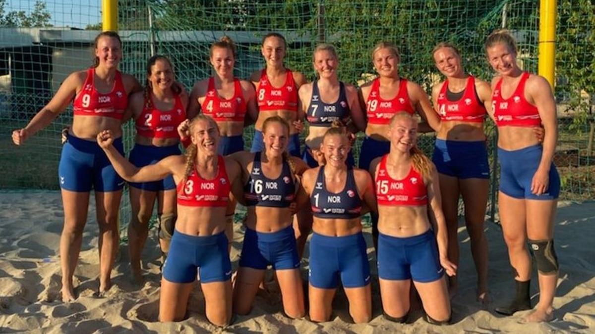 La selección Noruega de balonmano playa, con mallas.