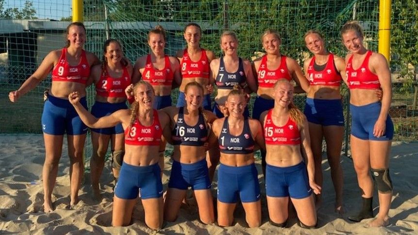 La selección noruega de balonmano playa, con mallas.