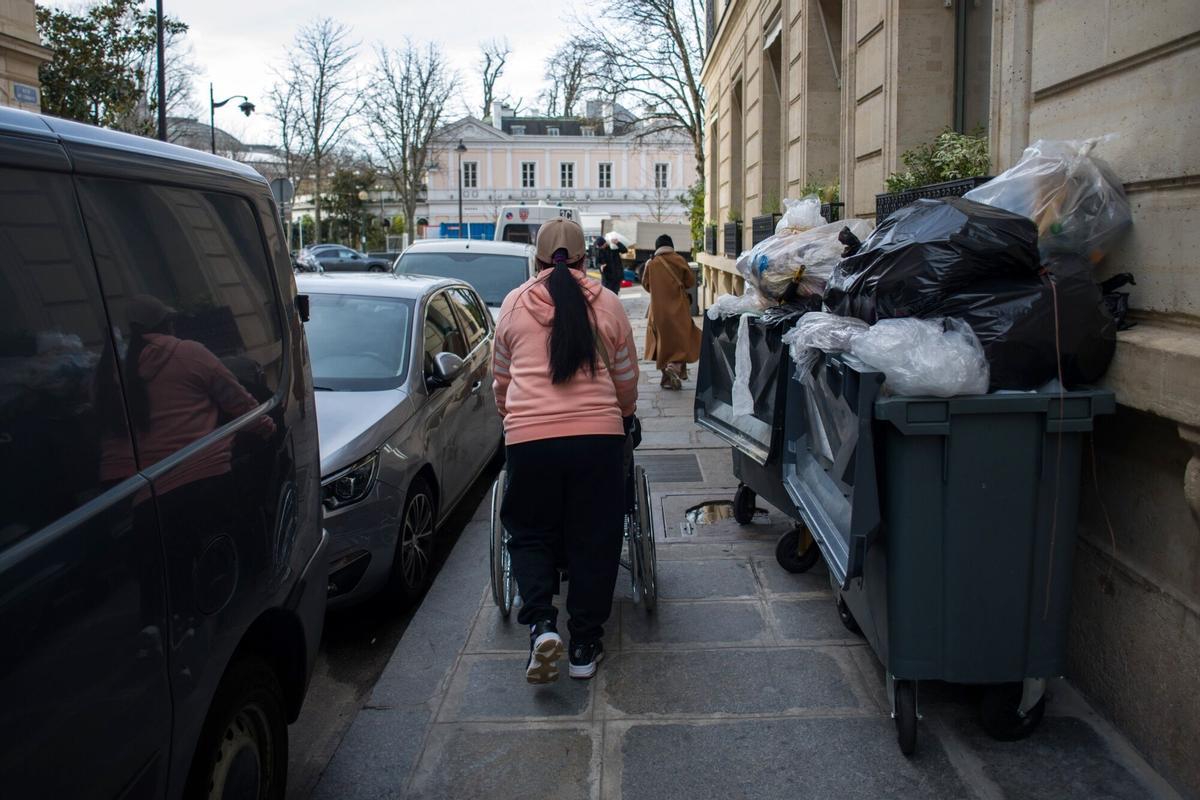 La basura se acumula en las calles de París mientras continúan las huelgas por las pensiones