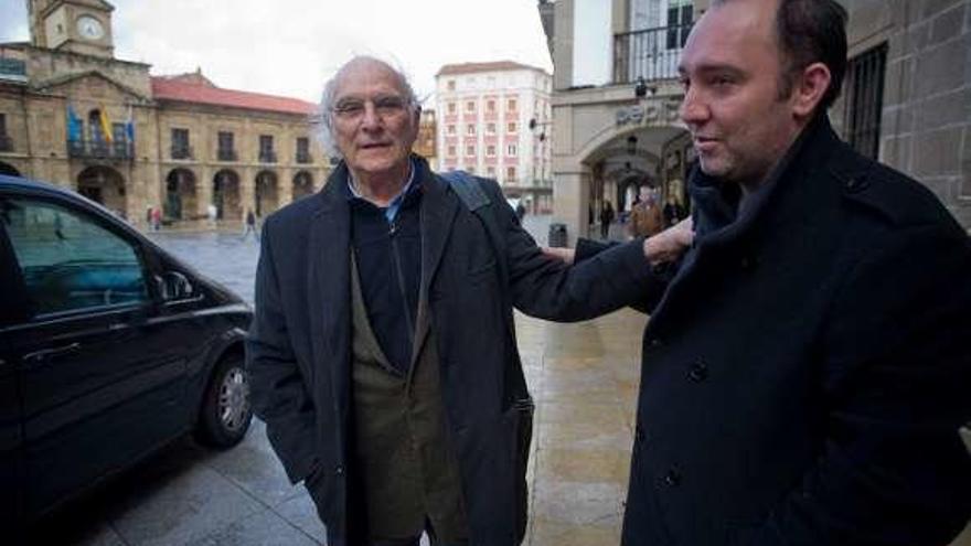 Carlos Saura y Natalio Grueso, en Avilés, en 2010.