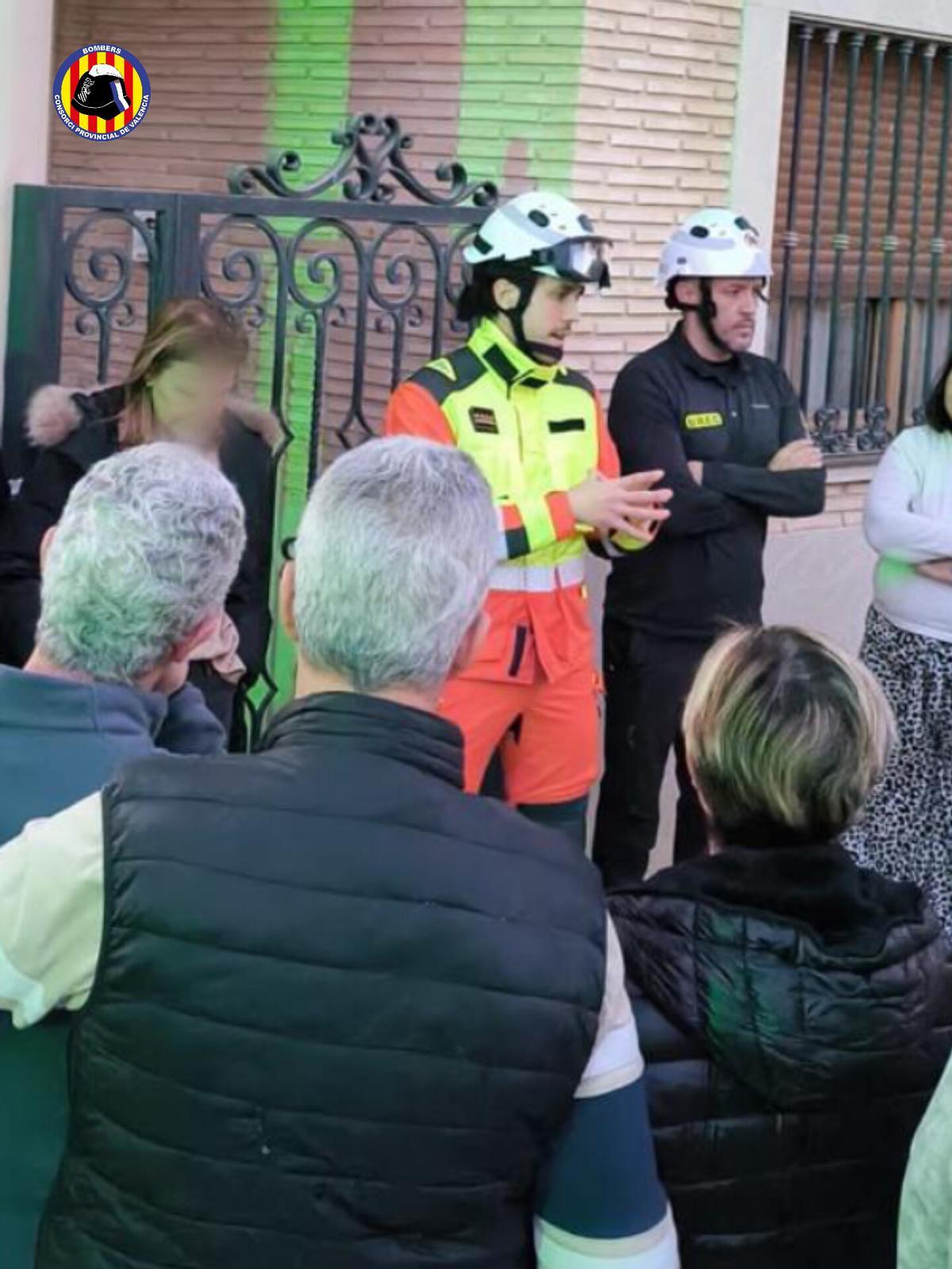 Los Bomberos habln con los vecinos y desalojados.