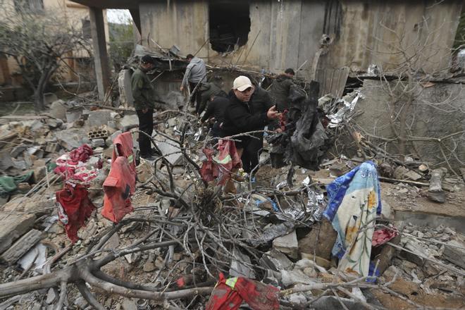 La gente busca víctimas entre los escombros de un centro paramédico que fue destruido por un ataque aéreo israelí