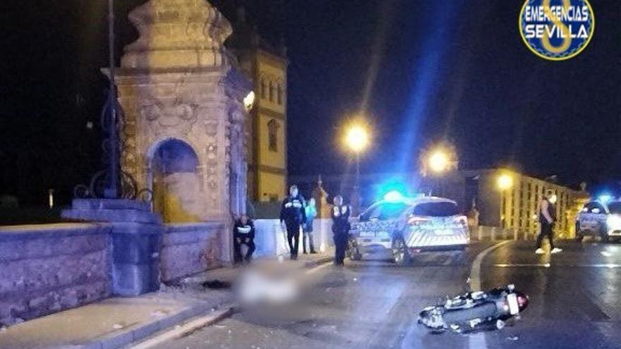 Muere un joven motorista en Sevilla tras un accidente en el Puente de San Bernardo