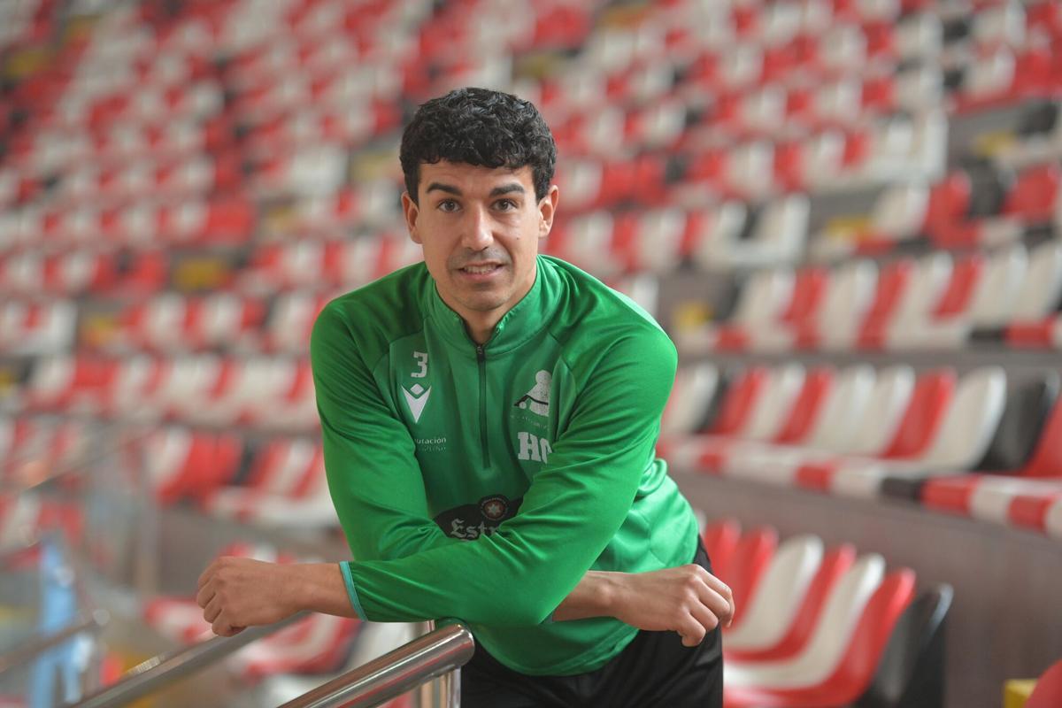 Arnau Xaus posa en la grada del Palacio de los Deportes de Riazor.