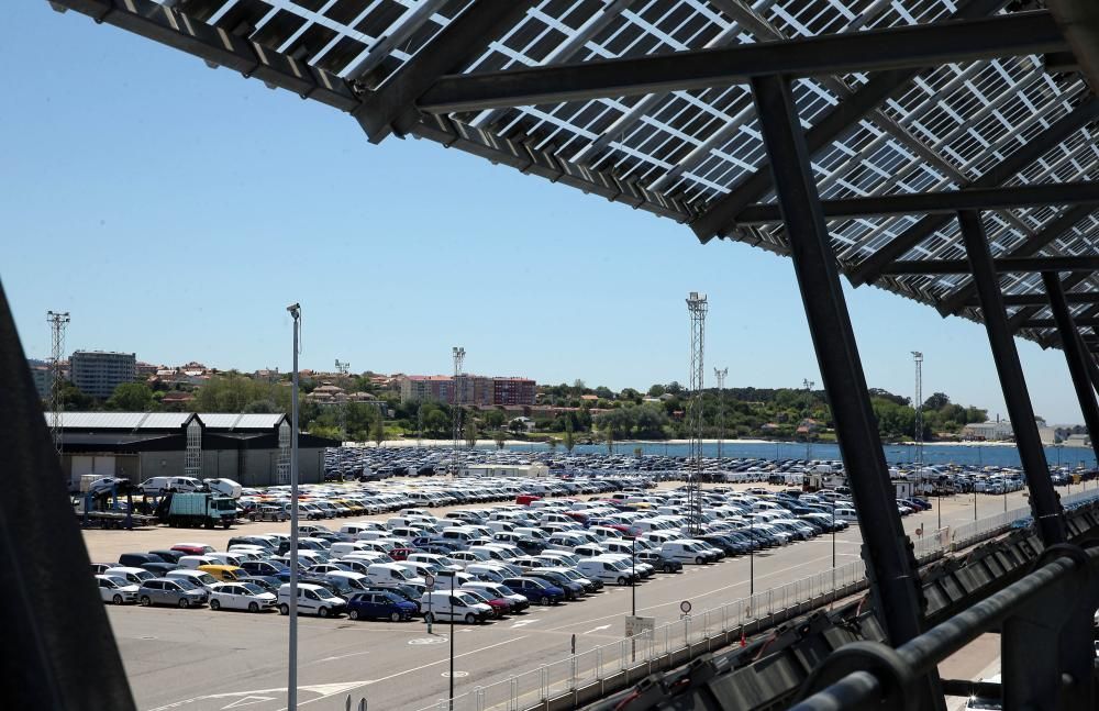 Los vehículos, en la terminal de Bouzas // Marta G. Brea