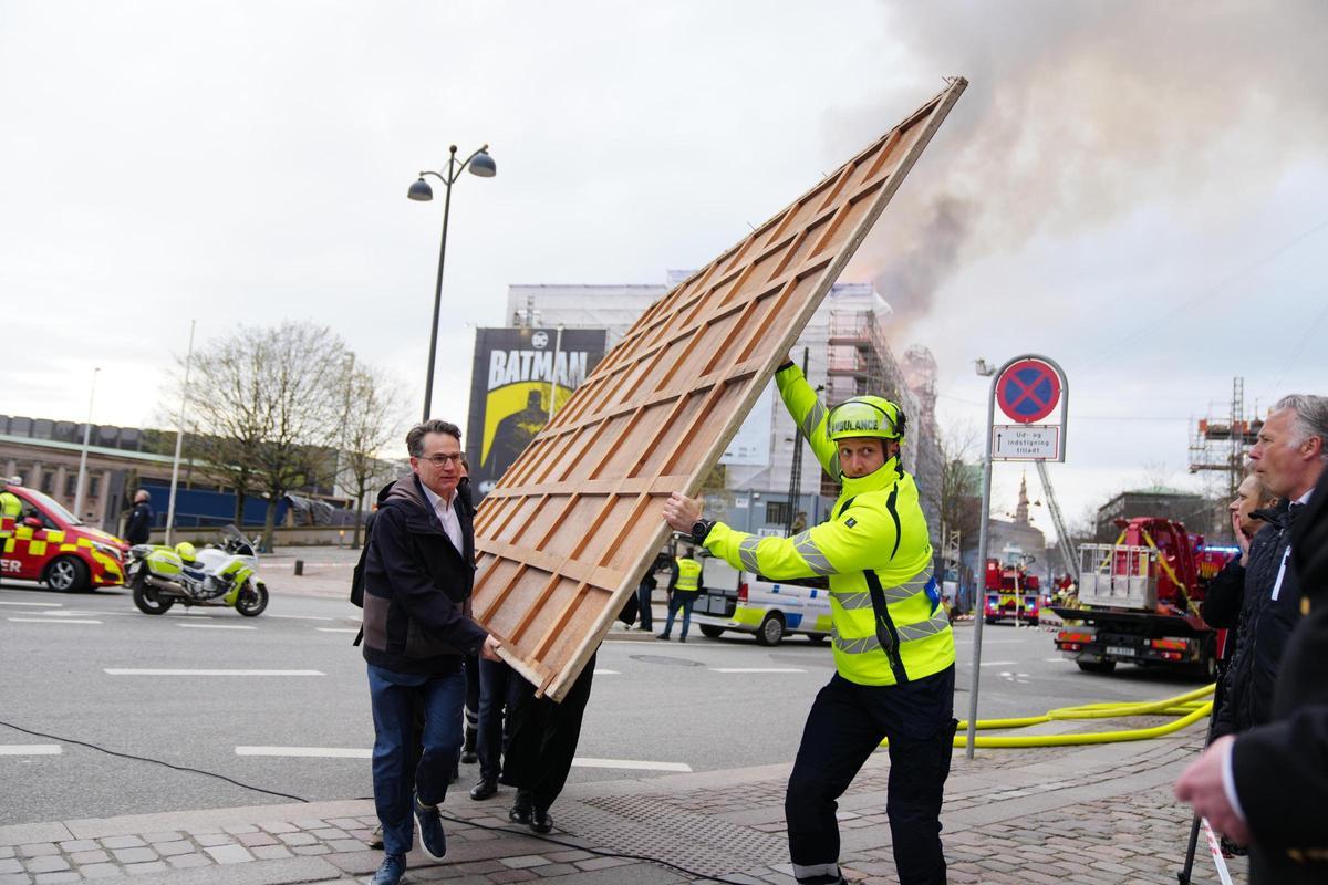 El fuego devora el edificio de la Bolsa de Copenhague