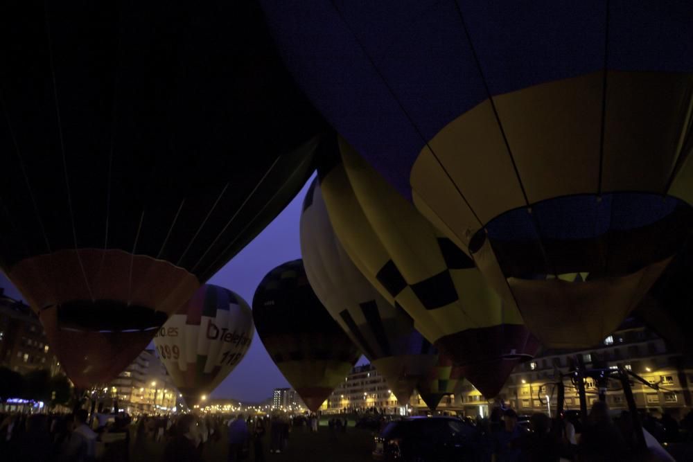 Los globos aerostáticos se iluminan con la música en el "solarón" de Gijón.