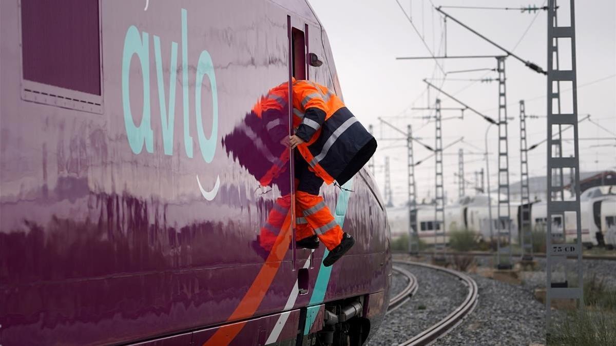 Un operario entra en un AVLO, el AVE 'low cost' de Renfe.