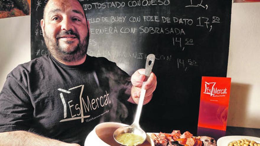 Iván González, de Es Mercat, con su cocido madrileño estilo Casa Lucio.