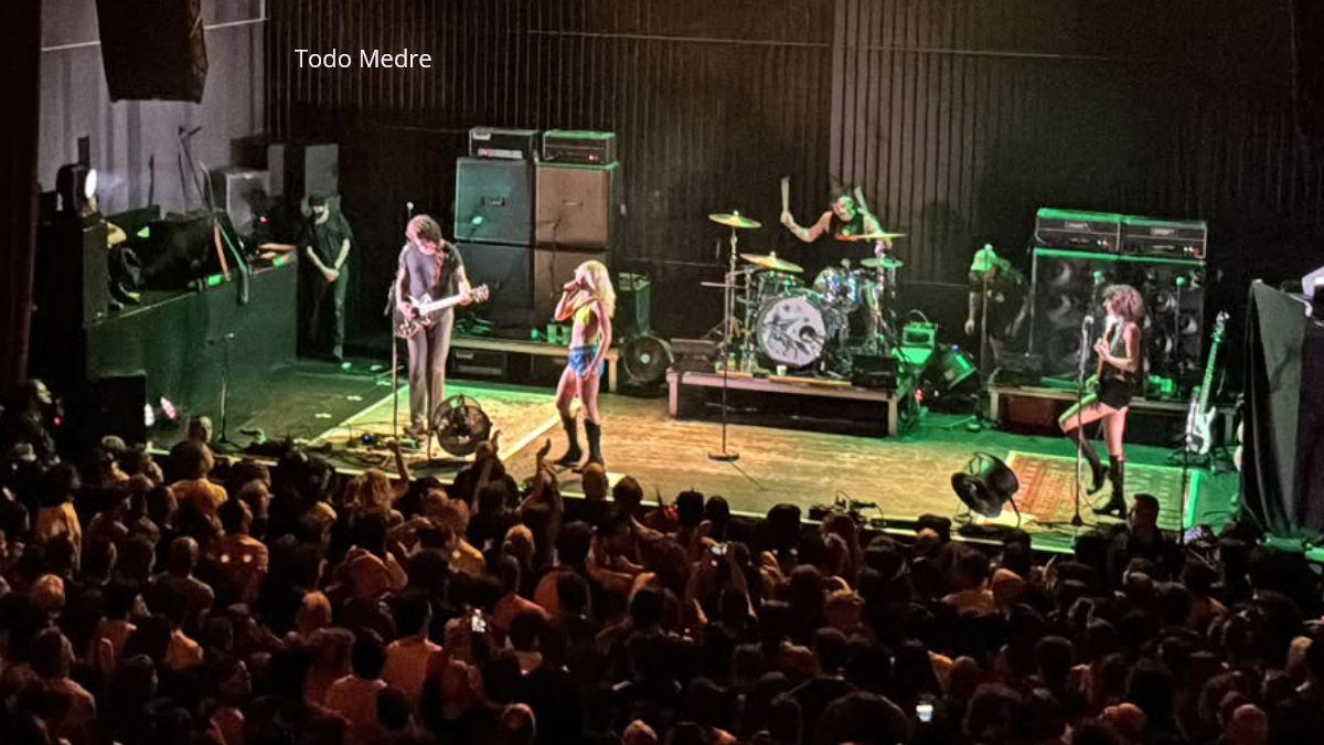 Amyl and The Sniffers durante su concierto en Santiago, con lleno en la sala Capitol.