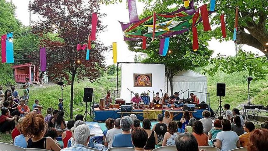 Cantant kirtans al festival celebrat a la Font del Balç