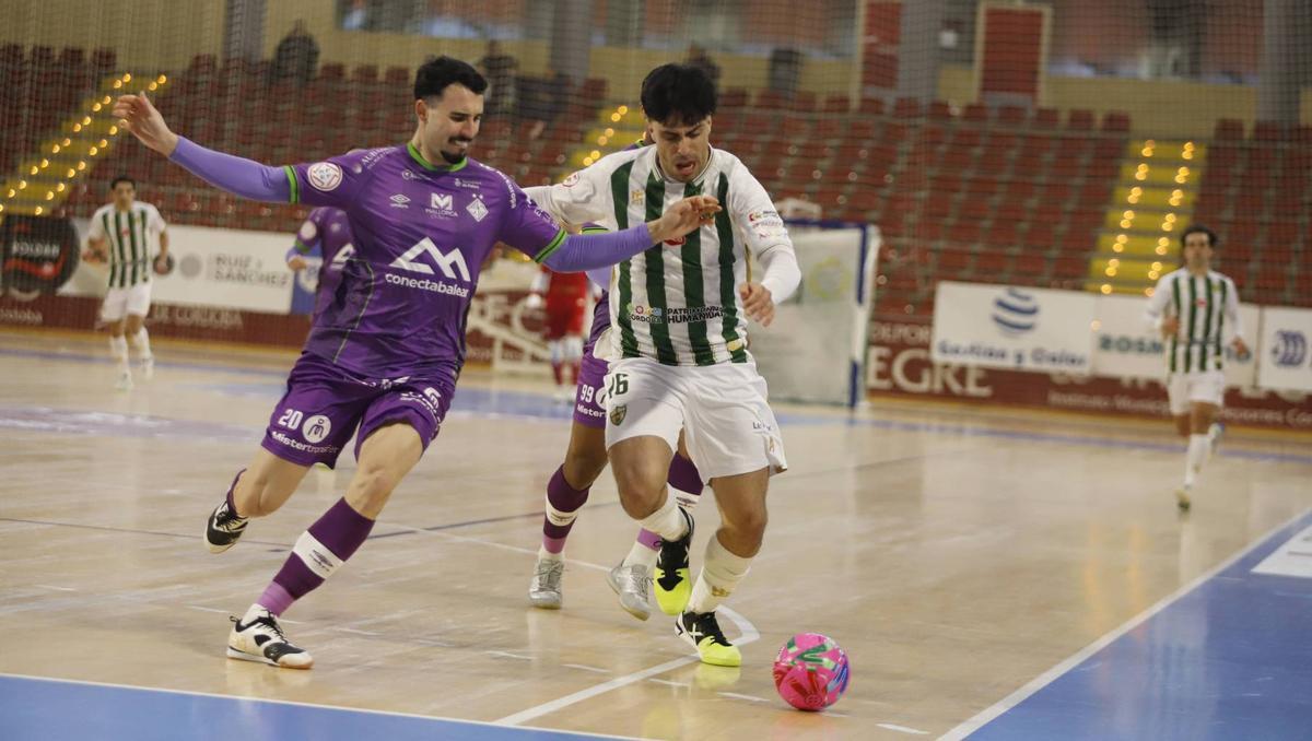 Nicolás Marrón intenta controlar el balón.