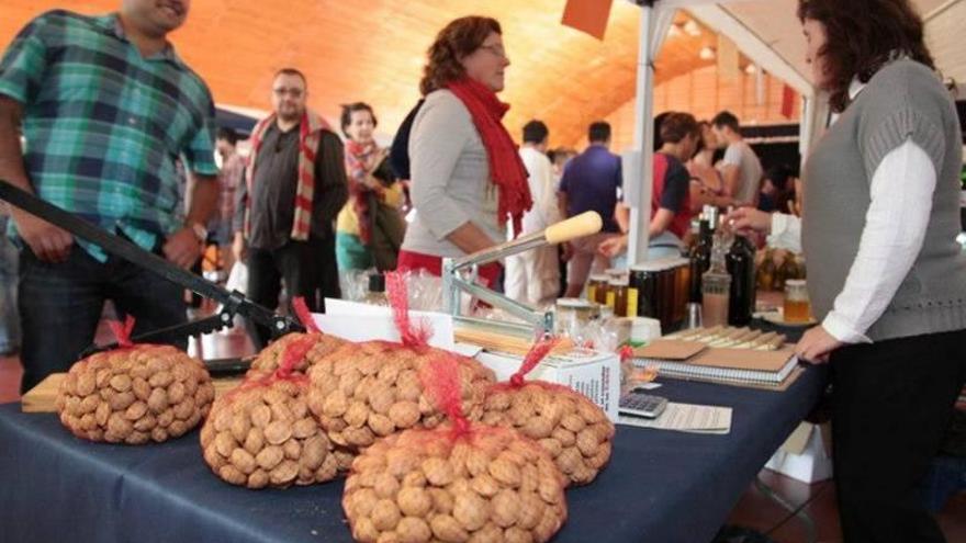 La Unió denuncia que la especulación hunde los precios de la almendra