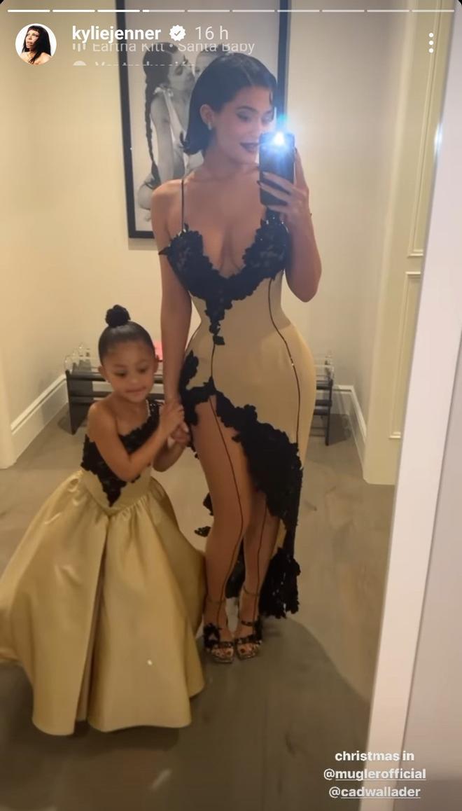 Kylie Jenner y Stormi con un vestido de Mugler