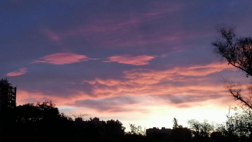 El cielo de la Comunitat Valenciana amanece de un color rojizo