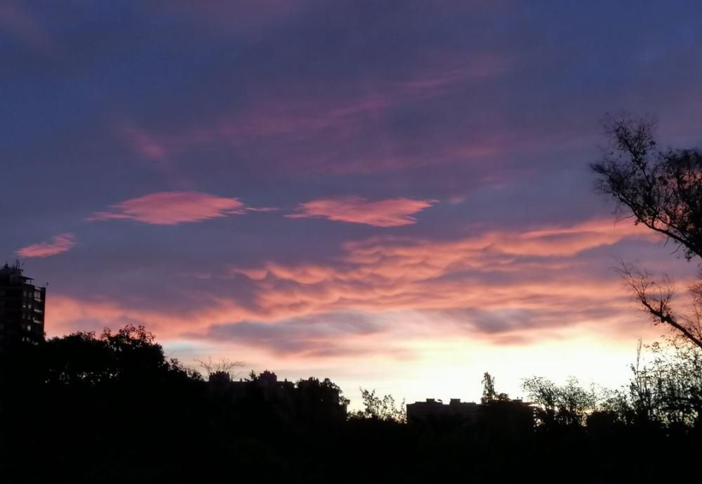 El cielo de la Comunitat Valenciana amanece de un color rojizo