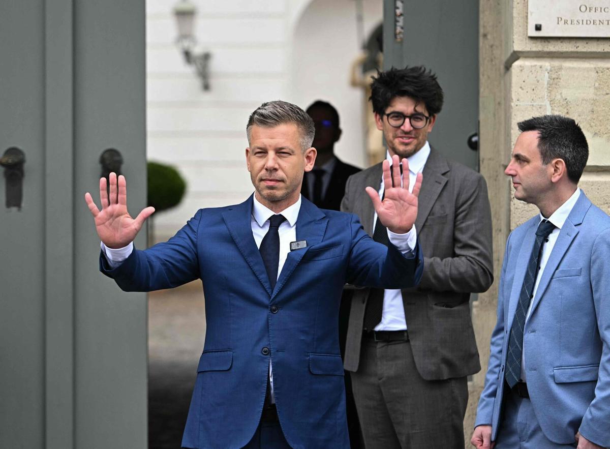 El ganador de las elecciones en Hungría, Péter Magyar, a su llegada al palacio presidencial, este miércoles en Budapest.