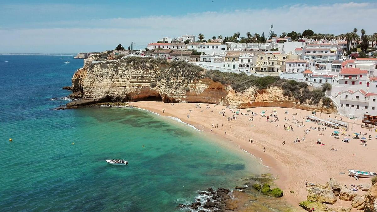 Playa de Carvoeiro, una de las más famosas del concello de Lagoa.