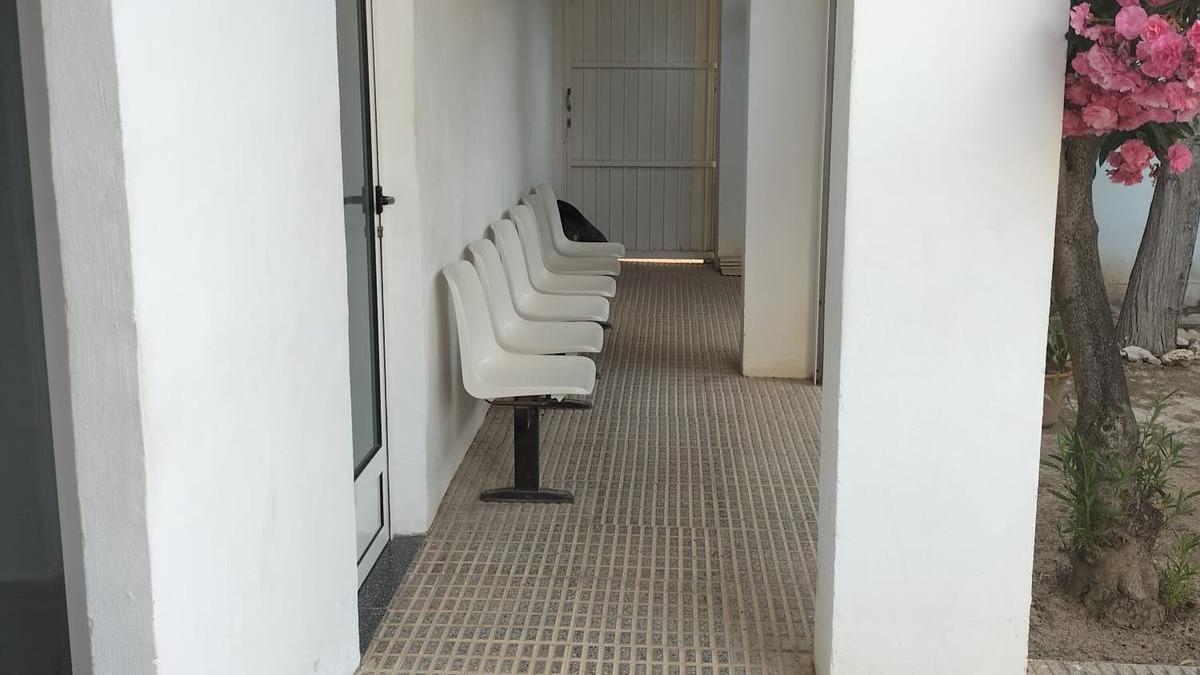 Sillas habilitadas como sala de espera en el exterior del consultorio
