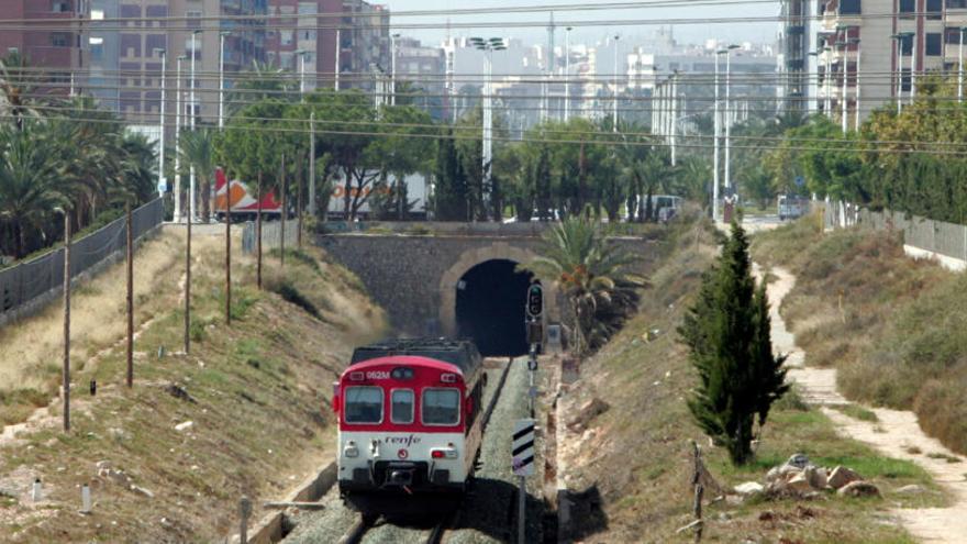 El tren saliendo del túnel en el barrio de Altabix.