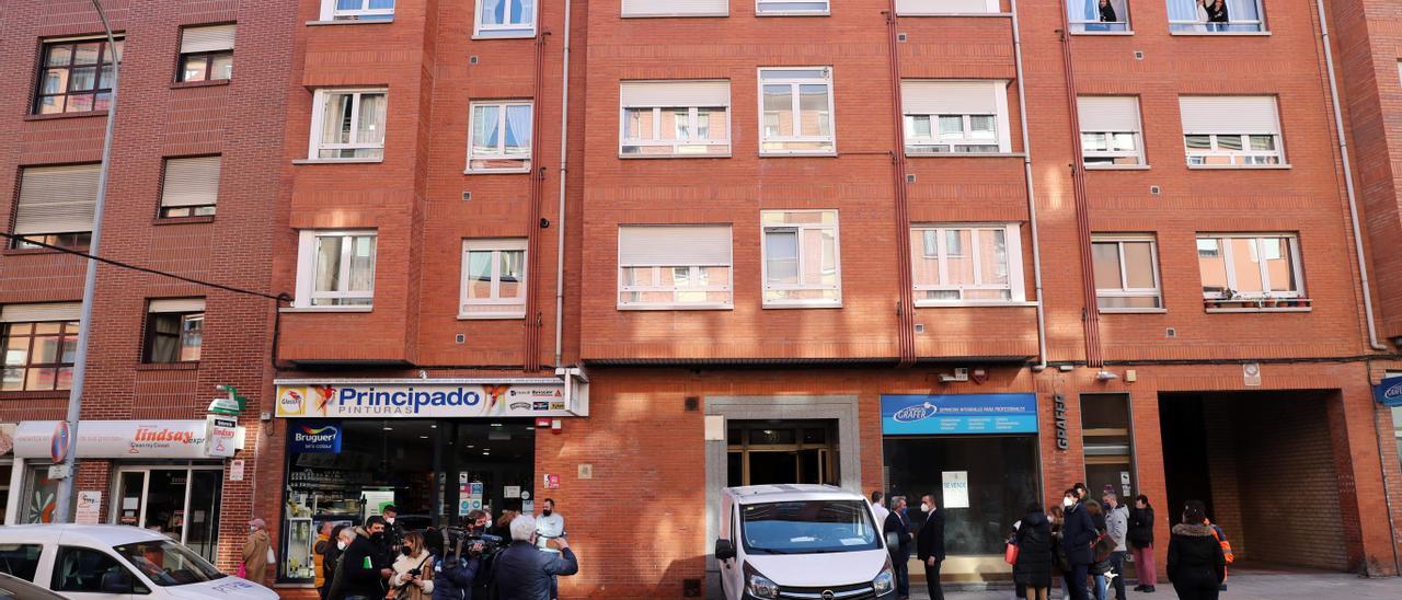 Trasladado a la UVI en estado &quot;muy grave&quot; el presunto asesino de Erika, la adolescente apuñalada en Oviedo.