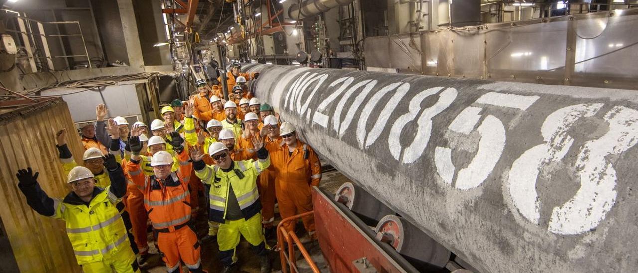 Un grupo de trabajadores celebra el final de las obras del gasoducto Nord Stream 2.