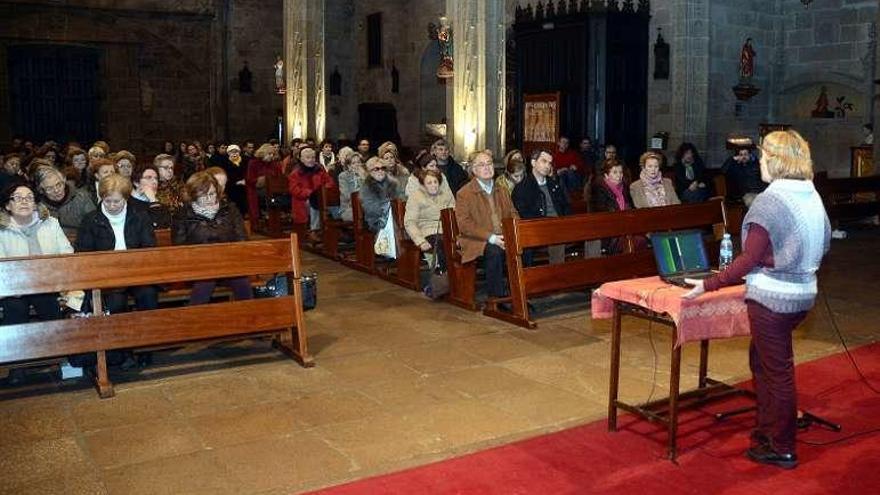 Charla sobre el duelo en la basílica de Santa María. // Rafa Vázquez