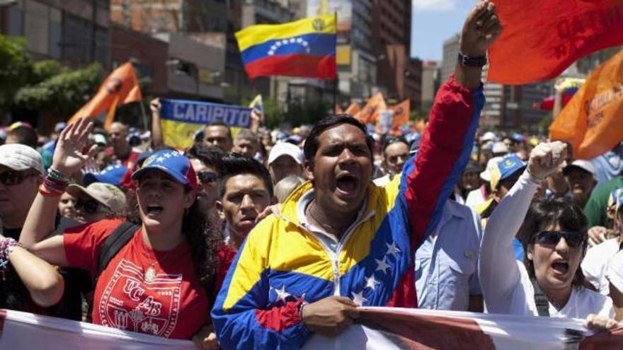Manifestantes de la oposición protestan en Caracas por el silencio en torno a la salud de Chávez. // Reuters