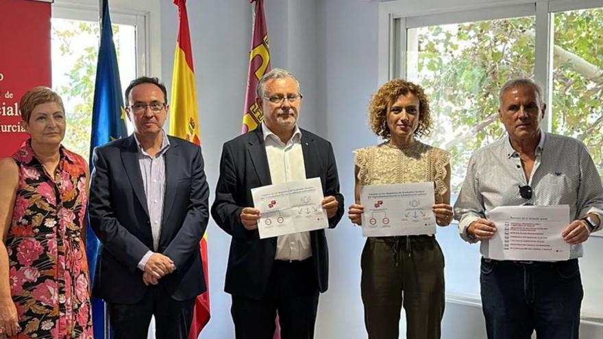 Rueda de prensa del Colegio de Graduados Sociales, ayer, en Murcia.  | L.O.