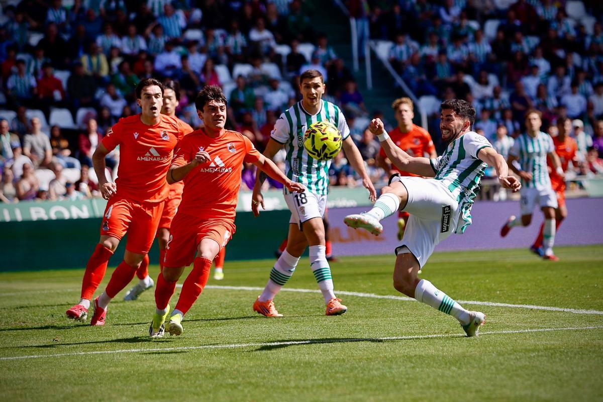 Jacobo González ensaya un remate de volea ante la Real Sociedad B en El Arcángel.