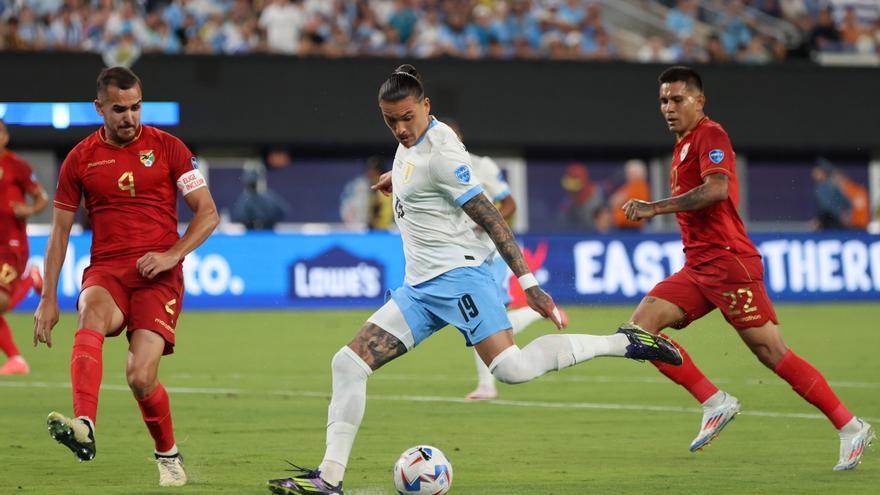 Uruguay pasa a cuartos goleando 5-0 a Bolivia