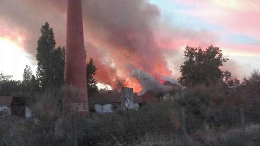 Las llamas se apoderan de la fábrica de cerámica de El Perdigón a última hora de la tarde de ayer.