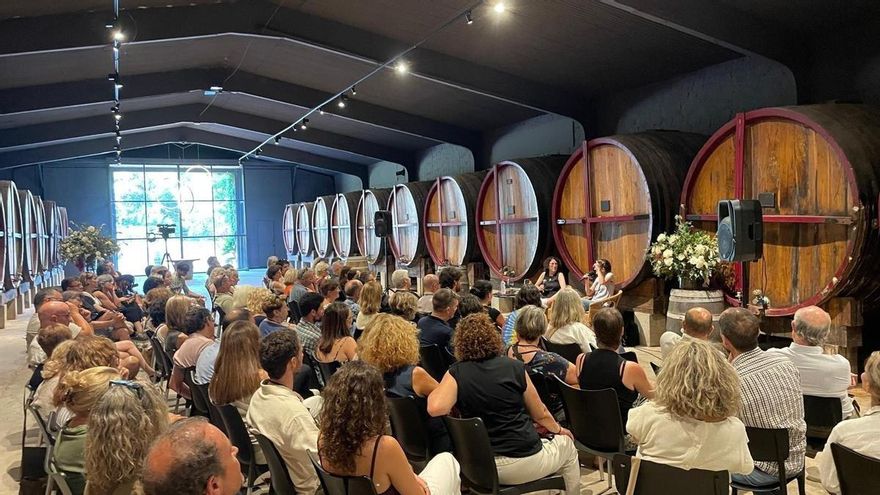 El «Tertúlia i vi» celebra la seva 10a edició en plena forma al Celler Abadal d’Avinyó